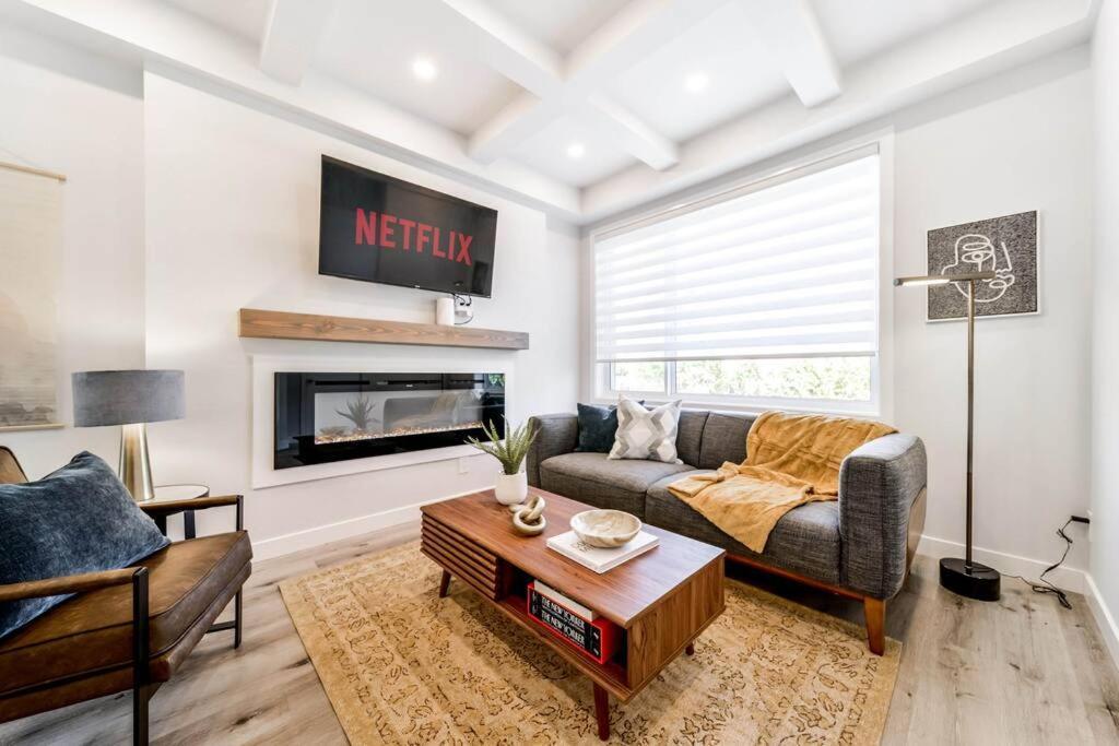 Modern Nordic Escape, 3Br Near Wem & Dt, Aircon & Fireplace, Wifi, Sleeps 6! Эдмонтон Экстерьер фото