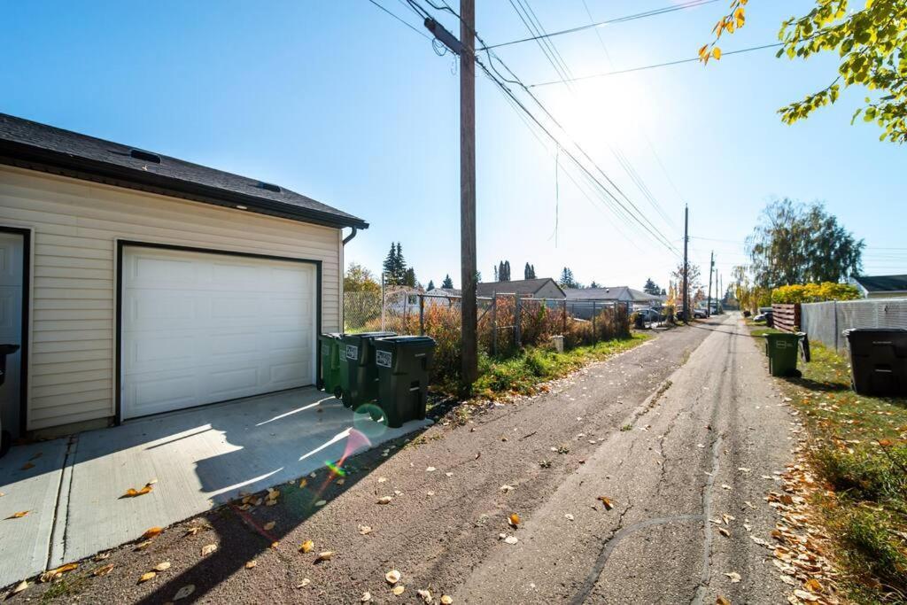 Modern Nordic Escape, 3Br Near Wem & Dt, Aircon & Fireplace, Wifi, Sleeps 6! Эдмонтон Экстерьер фото