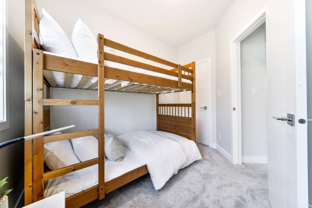 Modern Nordic Escape, 3Br Near Wem & Dt, Aircon & Fireplace, Wifi, Sleeps 6! Эдмонтон Экстерьер фото